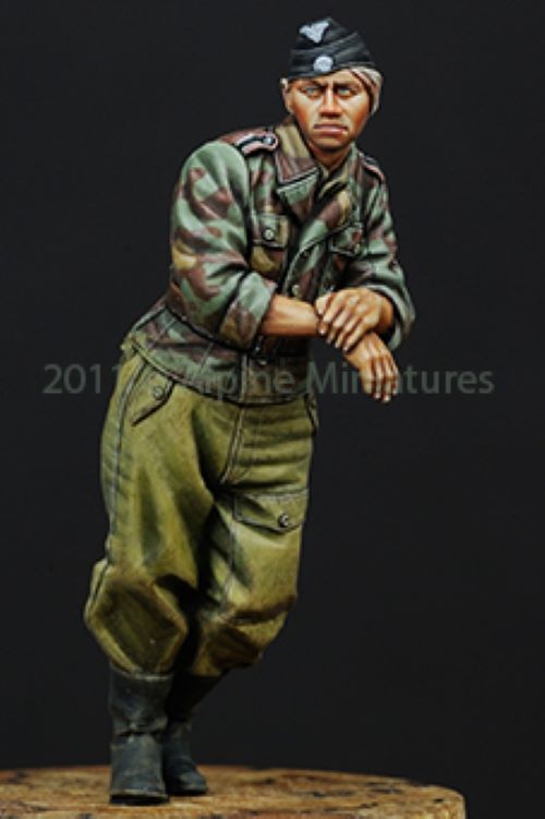 ALPINE MINIATURES 1:35 SET 35145 WWII GERMAN WSS AFV CREW LEANING (1 FIGURE)