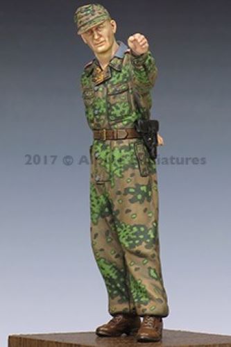 ALPINE MINIATURES 1:35 SET 35233 WWII GERMAN WSS PANZER OFFICER AT KURSK #2