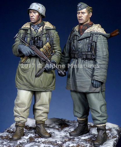 ALPINE MINIATURES 1:35 SET 35237 WWII WSS GRENADIERS KHARKOV SET (2 FIGURES)