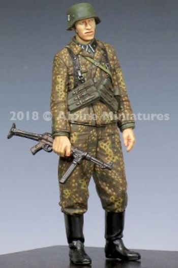 ALPINE MINIATURES 1:35 SET 35245 WWII GERMAN WSS GRENADIER MP40  (1 FIGURE)