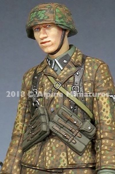 ALPINE MINIATURES 1:35 SET 35245 WWII GERMAN WSS GRENADIER MP40  (1 FIGURE)