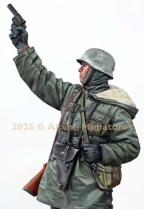 ALPINE MINIATURES 1:35 SET 35324 WWII  WSS GRENADIER w/ FLARE GUN (1 FIGURE)