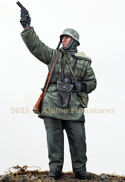 ALPINE MINIATURES 1:35 SET 35324 WWII  WSS GRENADIER w/ FLARE GUN (1 FIGURE)