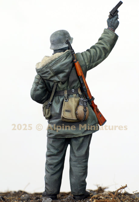 ALPINE MINIATURES 1:35 SET 35324 WWII  WSS GRENADIER w/ FLARE GUN (1 FIGURE)