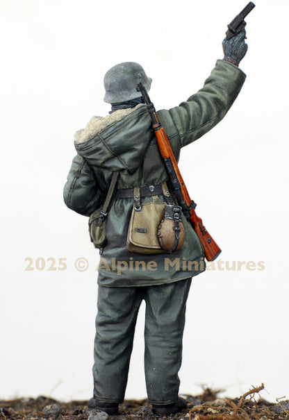 ALPINE MINIATURES 1:35 SET 35324 WWII  WSS GRENADIER w/ FLARE GUN (1 FIGURE)