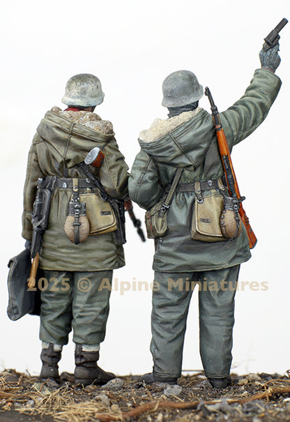 ALPINE MINIATURES 1:35 SET 35326 WWII WSS GRENADIERS KHARKOV SET (2 FIGURES)