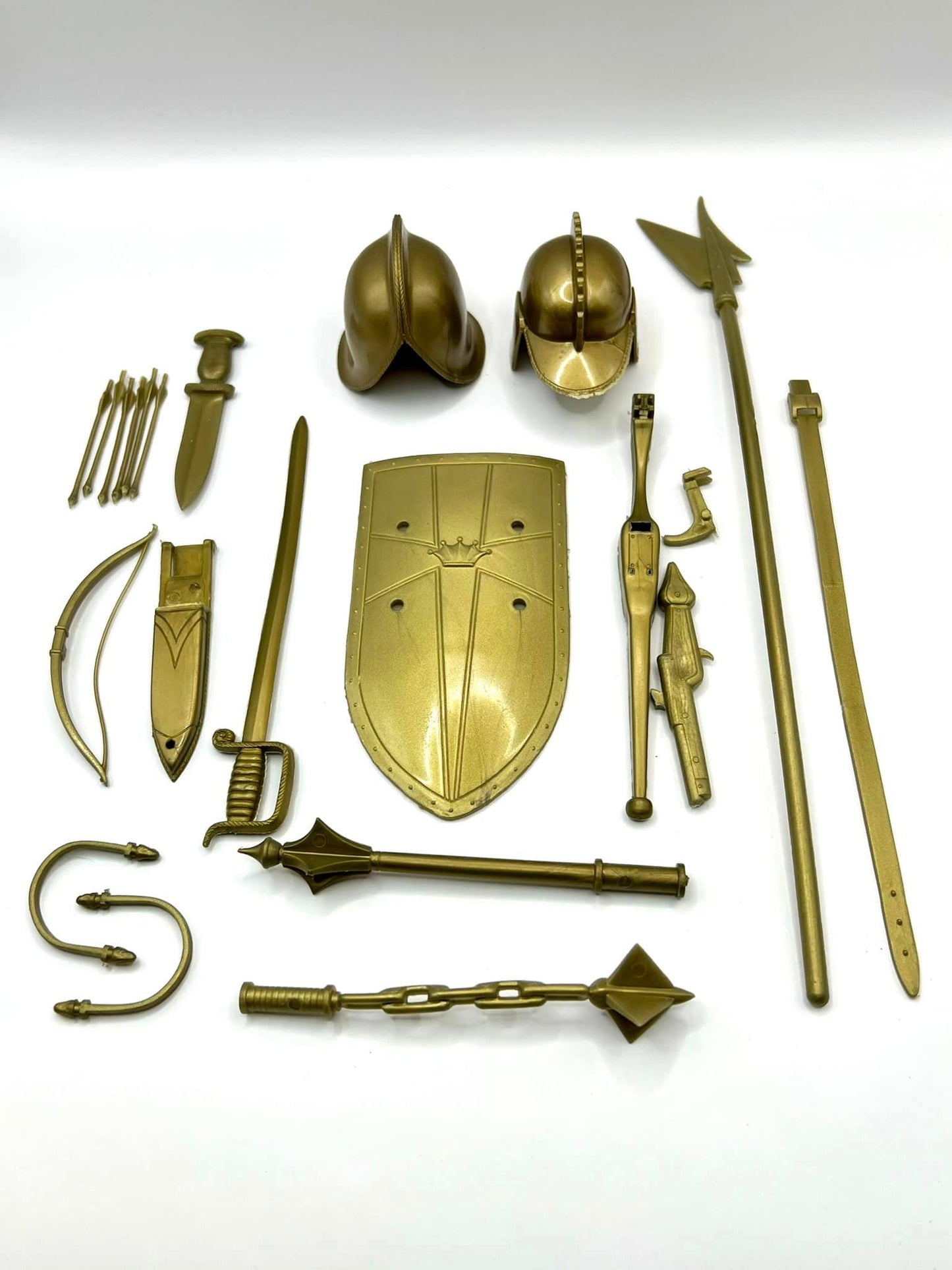 MARX TOYS RECAST NOBLE KNIGHT ARMOR & WEAPONS (COLORS VARY) 1:6