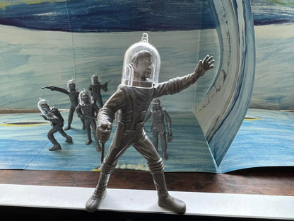 MARX TOYS RECAST 4 INCH SPACE MAN PLAYSET  12 FIGURES WITH HELMETS