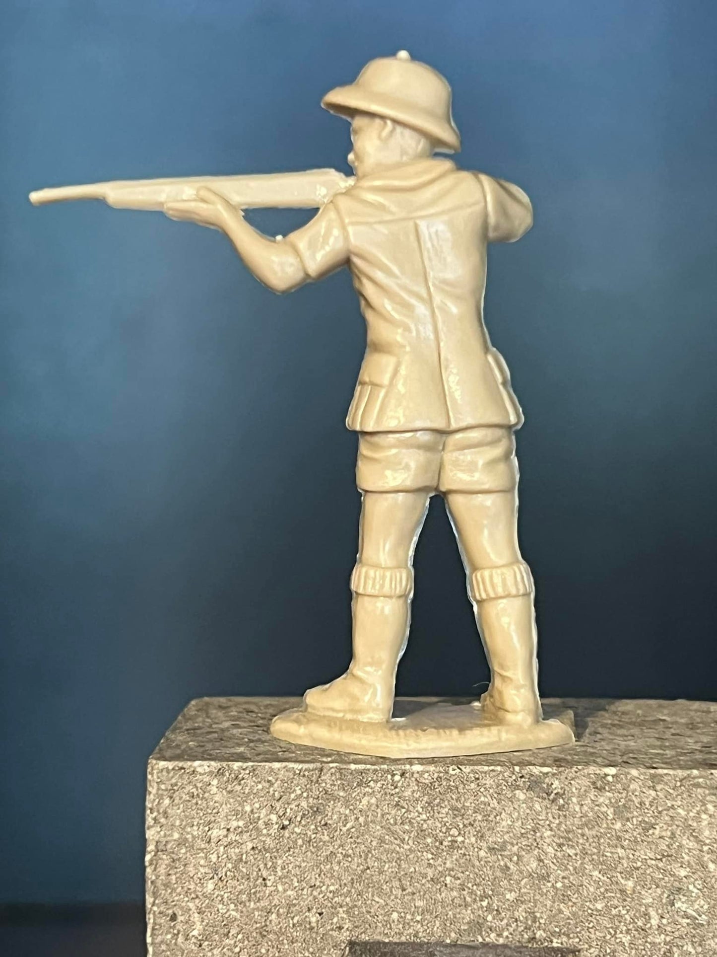 MARX TOYS RECAST 54 MM DAKTARI PLAYSET THE HUNTERS REISSUE-16 FIGURES- TAN