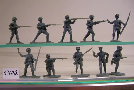 ARMIES IN PLASTIC 5402 WWI GERMAN IN STAHLHELM HELMETS (GREY) 16 FIGURES/8 POSES