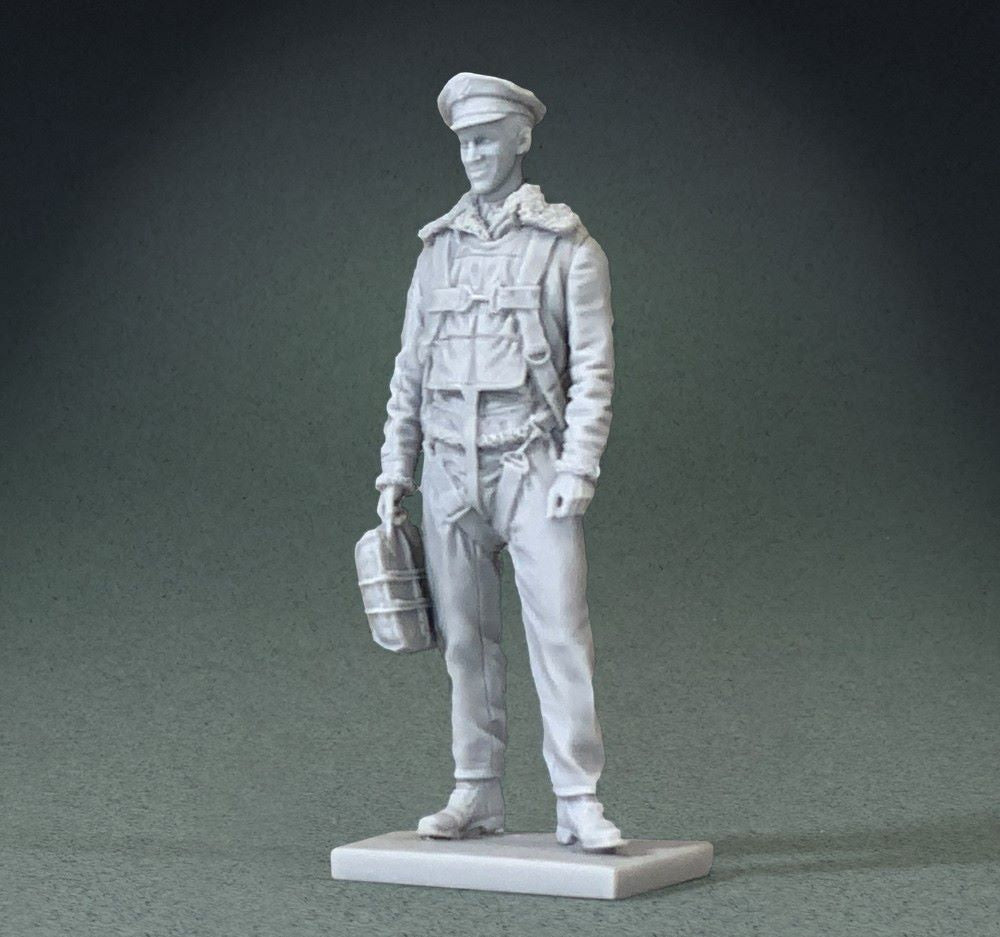 BRITAINS TOY SOLDIERS 70028 WWII U.S.A.A.F. BOMBER CAPTAIN, ENGLAND 1943-45