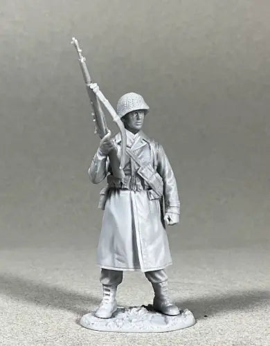 W. BRITAINS TOY SOLDIERS 70039 U.S. INFANTRY IN RAINCOAT W/ M1 ON HIP, KIT 1:30