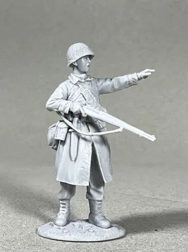 W. BRITAINS TOY SOLDIERS 70040 U.S. INFANTRY IN RAINCOAT POINTING, KIT 1:30