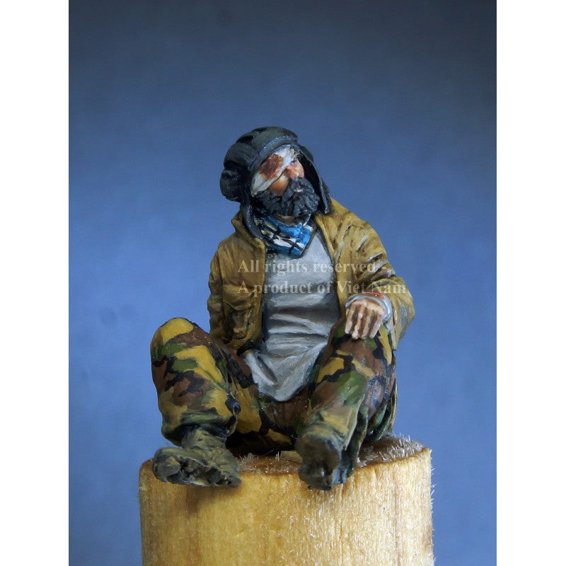 PARACEL MINIATURES 1:35 MODERN WAR SERIES MW3542 POW 5 WOUNDED TANKER (1 FIGURE)