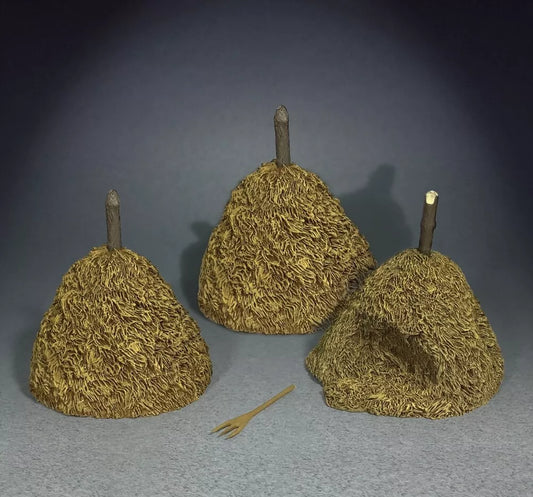 BRITAINS DIORAMA ACCESSORIES 51068 HAYSTACKS WITH PITCHFORK