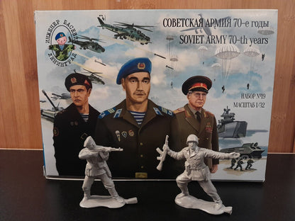 ENGINEER BASEVICH SET 19 70 YEARS OF THE SOVIET ARMY (LIGHT BROWN PLASTIC) 12 FIGURES