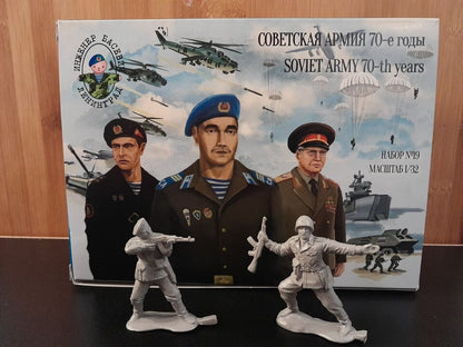 ENGINEER BASEVICH SET 19 70 YEARS OF THE SOVIET ARMY (LIGHT BROWN PLASTIC) 12 FIGURES