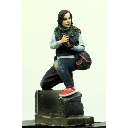PARACEL MINIATURES  1:35 MODERN  SERIES MW3534 WAR REPORTER  (1 RESIN FIGURE)