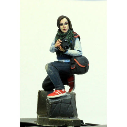 PARACEL MINIATURES  1:35 MODERN  SERIES MW3534 WAR REPORTER  (1 RESIN FIGURE)