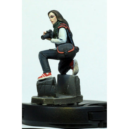 PARACEL MINIATURES  1:35 MODERN  SERIES MW3534 WAR REPORTER  (1 RESIN FIGURE)
