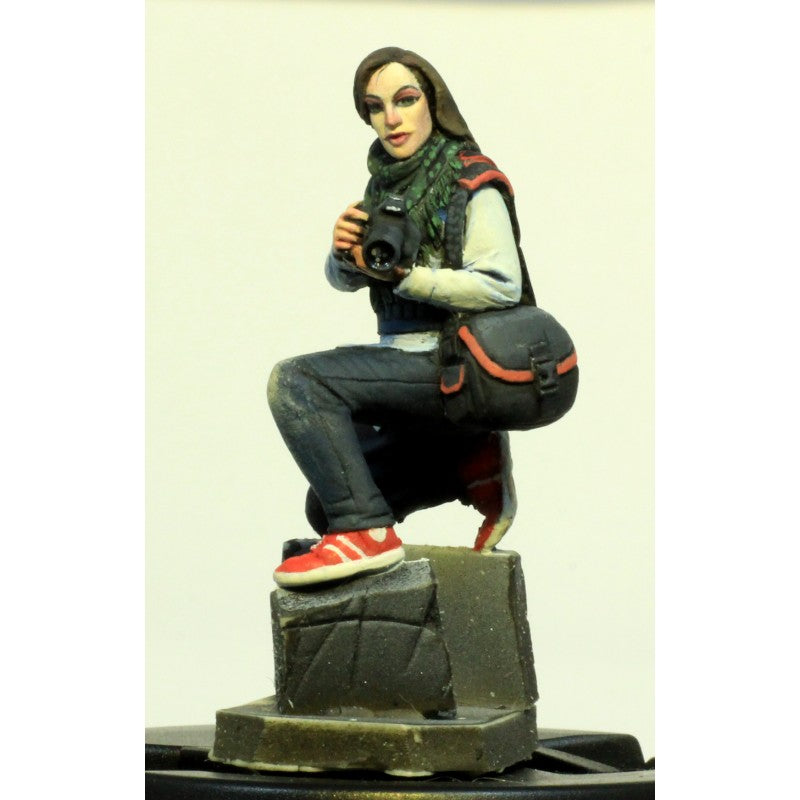 PARACEL MINIATURES  1:35 MODERN  SERIES MW3534 WAR REPORTER  (1 RESIN FIGURE)