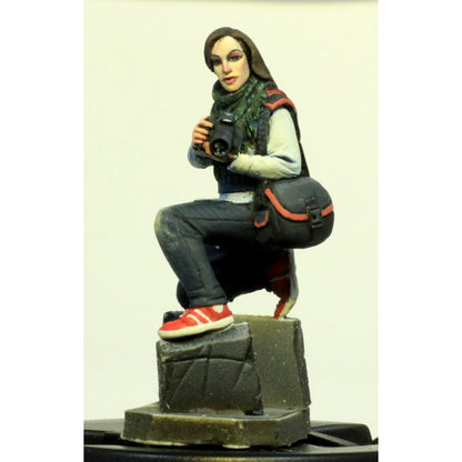 PARACEL MINIATURES  1:35 MODERN  SERIES MW3534 WAR REPORTER  (1 RESIN FIGURE)